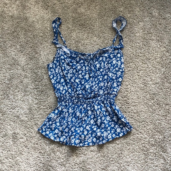 🎉 HOST PICK 🎉 Blue Floral Tank Top - Picture 3 of 6
